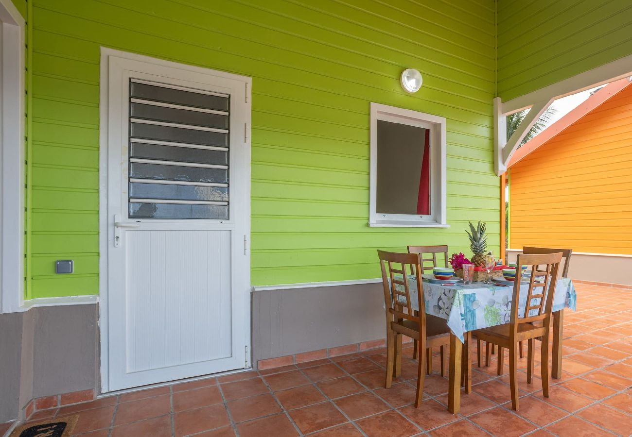 Bungalow in Sainte-Marie - Bungalow avec piscine au cœur de la campagne Vert