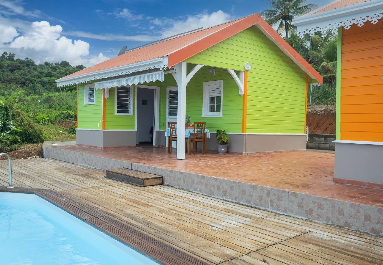 Bungalow in Sainte-Marie - Bungalow avec piscine au cœur de la campagne Vert