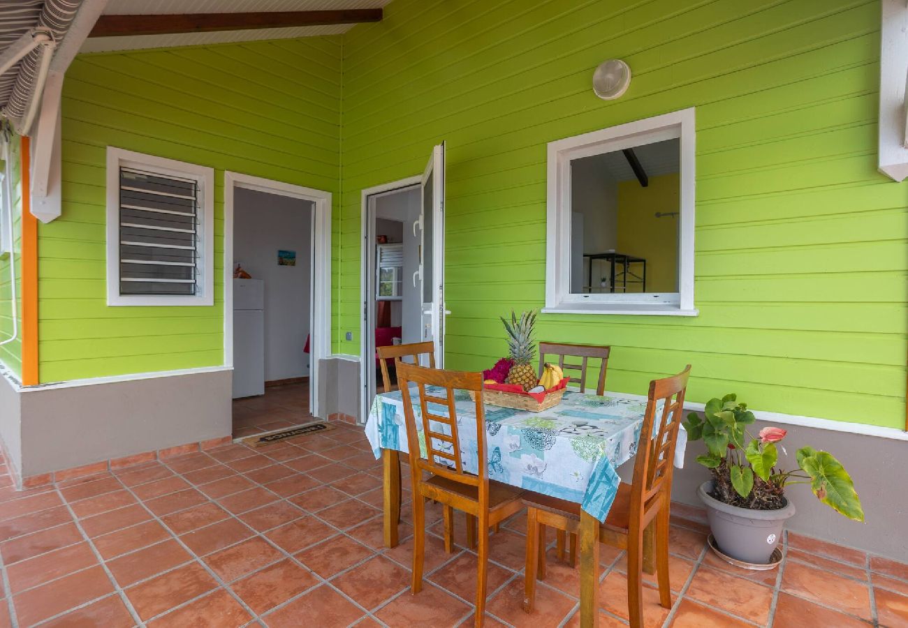 Bungalow en Sainte-Marie - Bungalow avec piscine au cœur de la campagne Vert