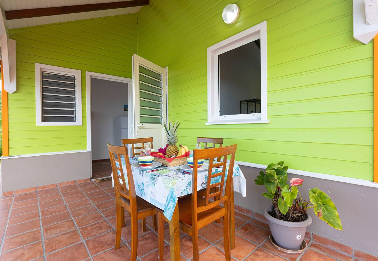 Bungalow en Sainte-Marie - Bungalow avec piscine au cœur de la campagne Vert